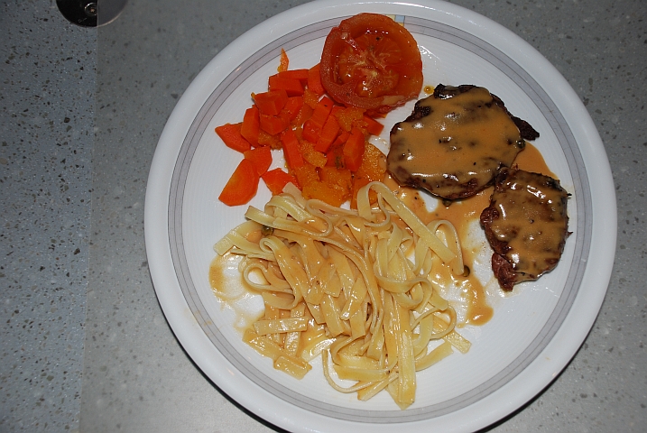 Oryxfiletstücklein an Pfefferrahmsauce, Nudeln und Gemüse