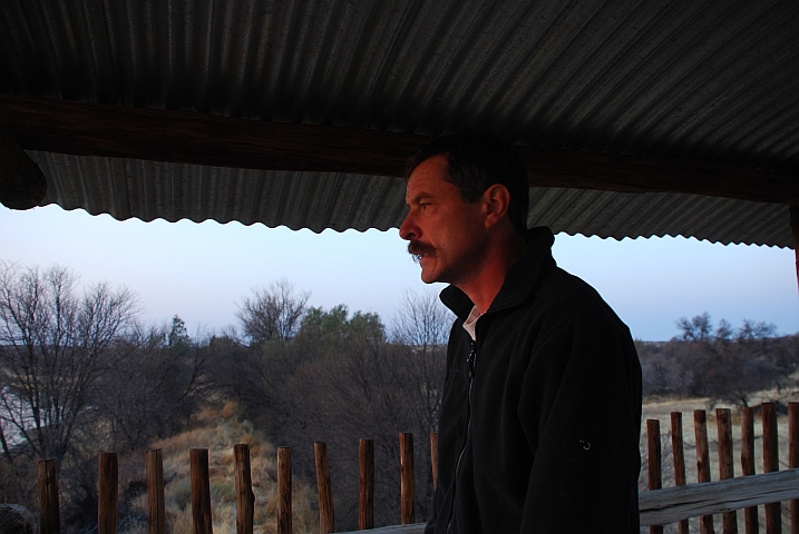 Thomas auf dem Hochsitz mit Morgensonne auf dem noch etwas verschlafenen Gesicht