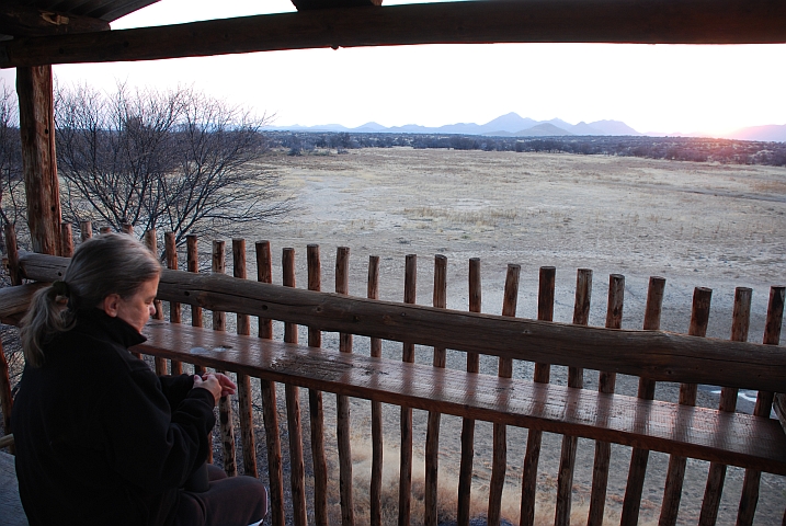 Isabella warm angezogen auf dem Hochsitz