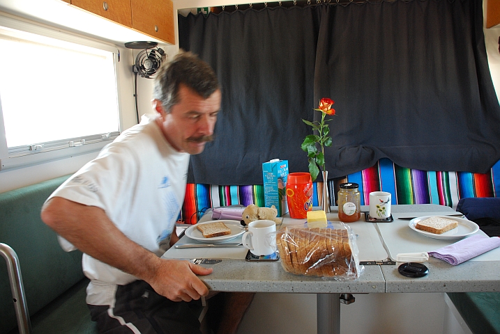 Thomas am Frühstückstisch