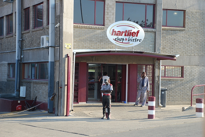 Wachmann vor dem Fabrikladen von Hartlief, unserem bevorzugten Schnittfleischlieferanten im südlichen Afrika