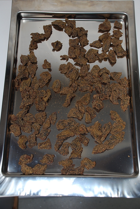 Die fertig getrockneten Biltongstücklein auf dem Backblech