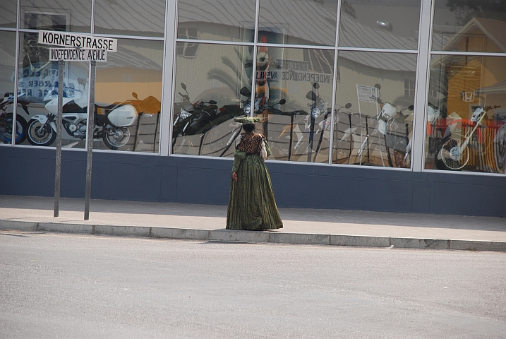 Das ist Windhoek: Hererofrau vor Motorradverkaufsvitrine