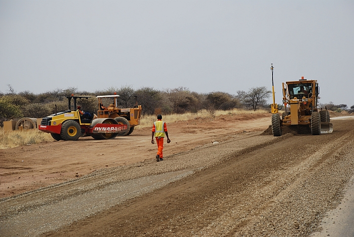 Sogar am Samstag wird an der langen Baustelle bei Okahandja gearbeitet