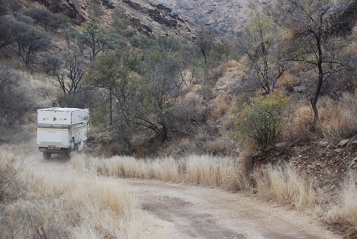 Unterwegs über hügelige Pisten zu unserem Wochenendstandplatz