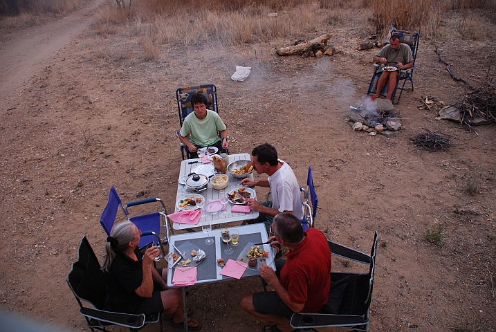 Thomas mit unseren Freunden am Esstisch