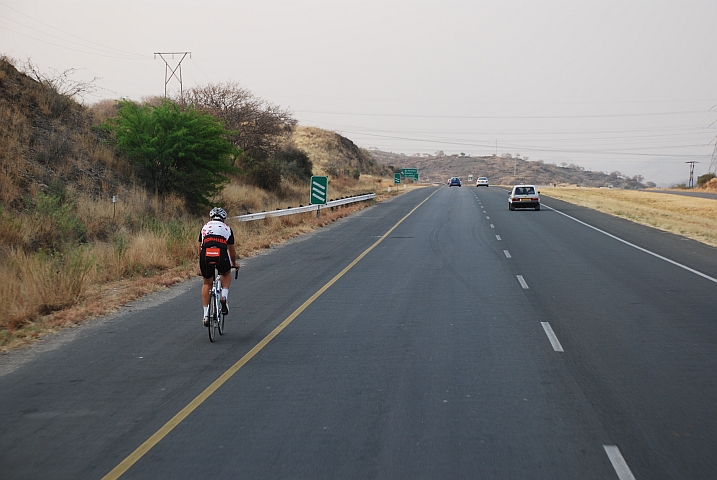 Weisser Rennvelofahrer trainiert auf der Autobahn