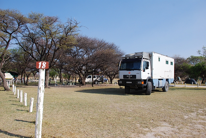 Obelix auf dem von Isabella erkämpften grosszügigen Stellplatz im Namutoni Camp