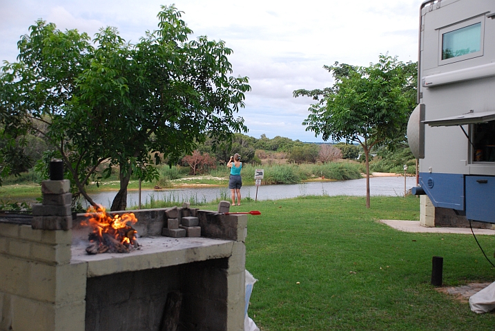 Das Grillfeuer brennt schon, während Isabella noch Krokspotting macht