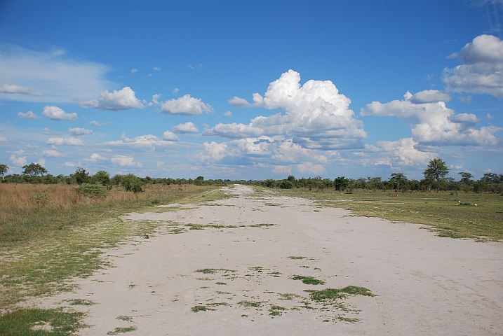 Über die Flugplatzpiste zum Parkausgang