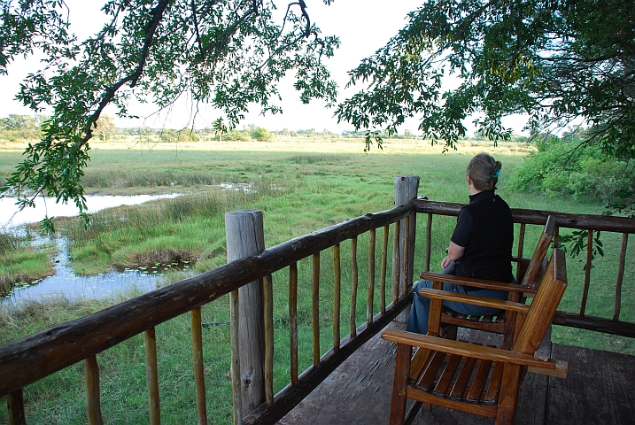 Isabella mit dem Faserpelz-Gilet auf dem Hochsitz