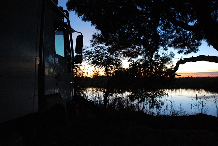 Auch Obelix geniesst die farbige Morgendämmerung