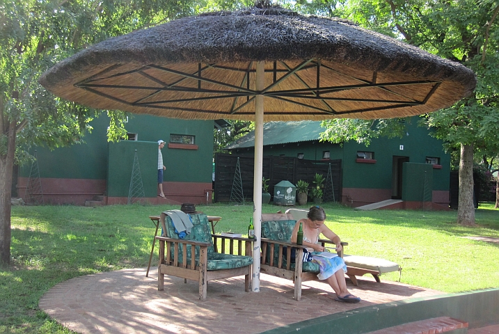 Den Nachmittag geniessen wir am Pool