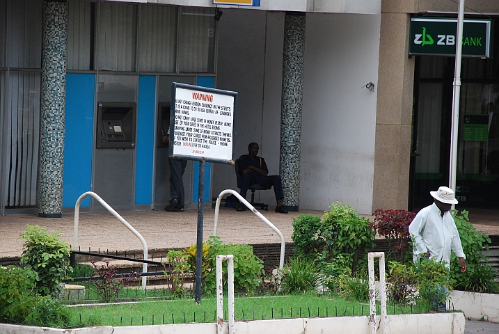 Thomas am Geldautomaten - Der Wachmann sitzt daneben