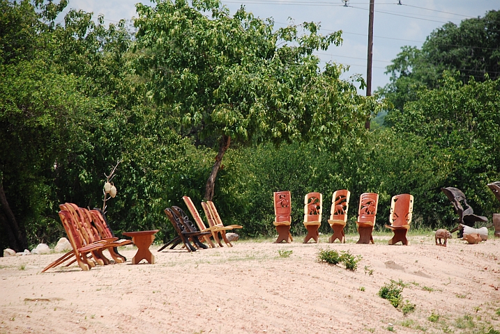 Am Strassenrand werden geschnitzte Stühle und andere Schnitzereien angeboten