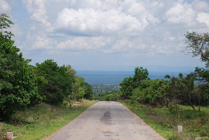 Blick in die Sambesisenke. Irgendwo da unten liegt auch der Karibasee
