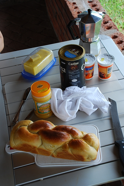 Weihnachtsfrühstück mit Zopf, Butter und Honig