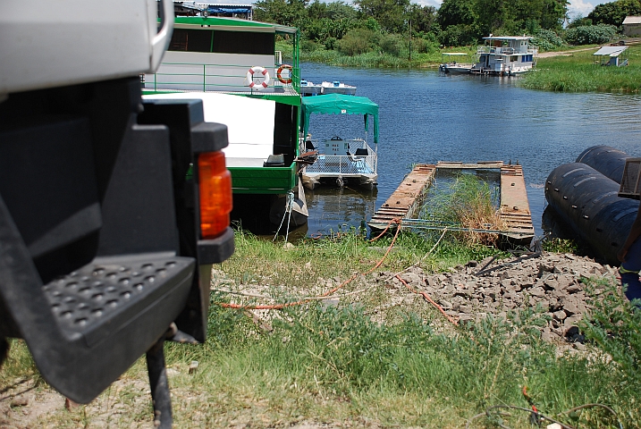 Obelix soll den Ponton etwas auf die Böschung ziehen