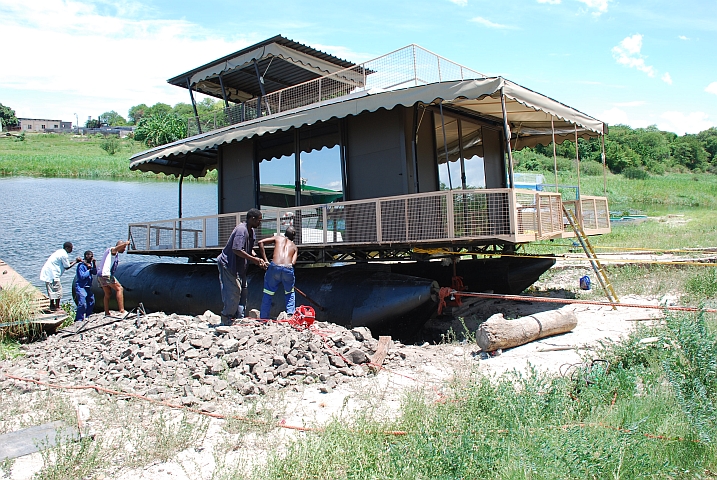 Obelix zieht den neuen Ponton unter das Hausboot
