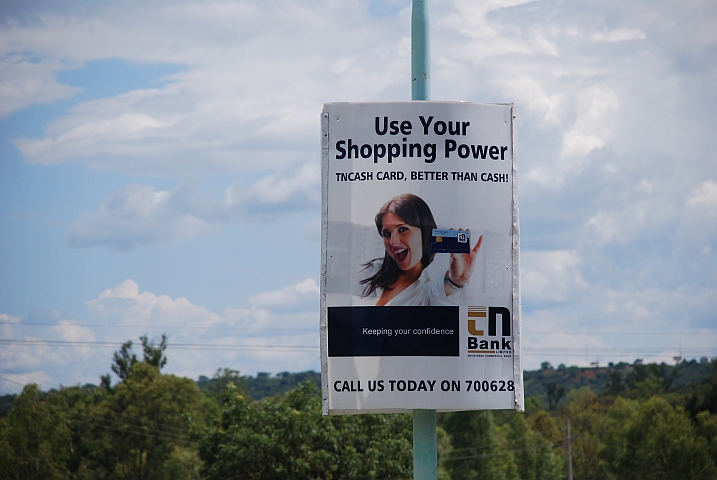 Befremdende Bankkartenwerbung in Kwekwe