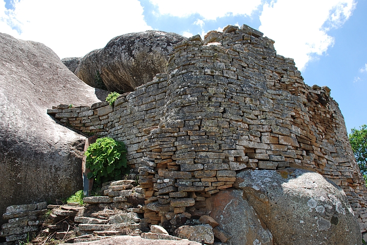 Die Trockensteinmauern schmiegen sich an die Felsen