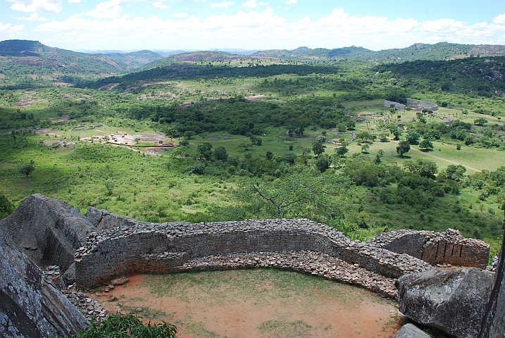 Auf der einen Seite liegen die Mauerreste im Tal...
