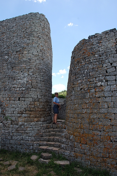 Isabella gibt einen Eindruck von der Grösse der Mauern