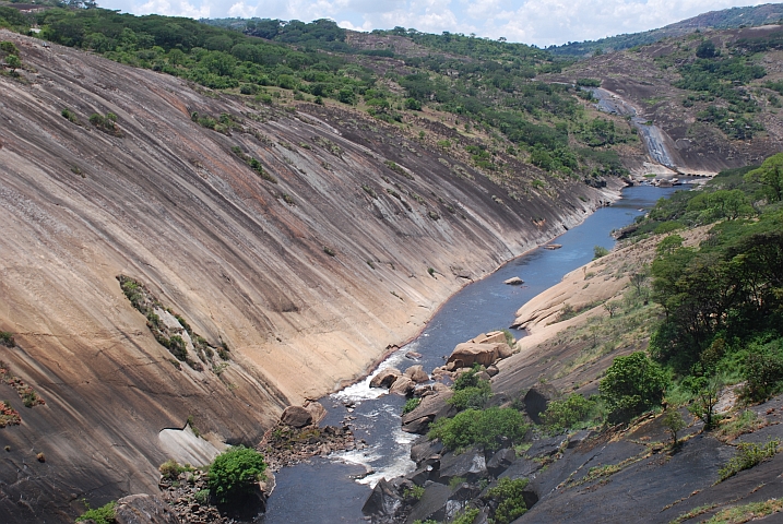 Der Mtilikwe fliesst unterhalb der Staumauer durch ein einzigartiges Felsenbett