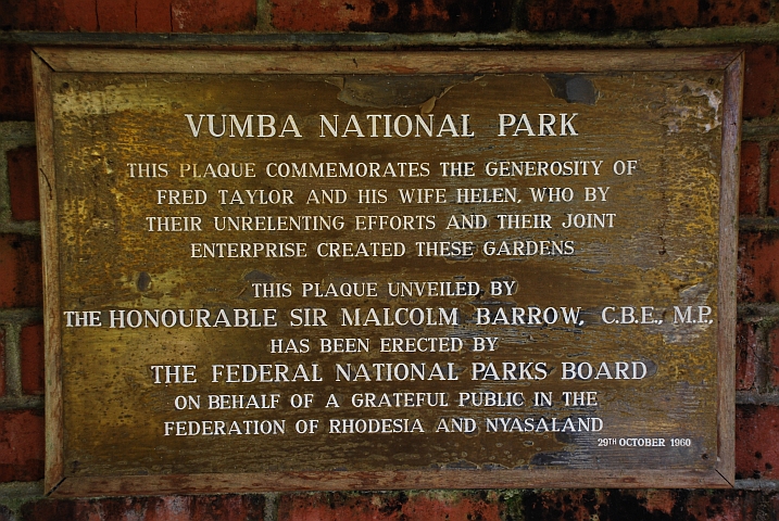 Gedenktafel aus guten, alten Kolonialtagen, als das Schenken noch freiwillig war