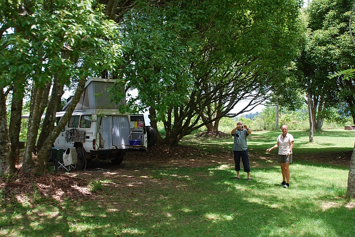 Brigitta und Paul mit ihrem Landcruiser