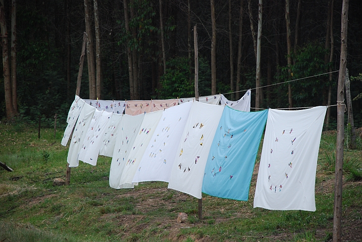 Schön bestickte Tischdecken hängen zum Verkauf