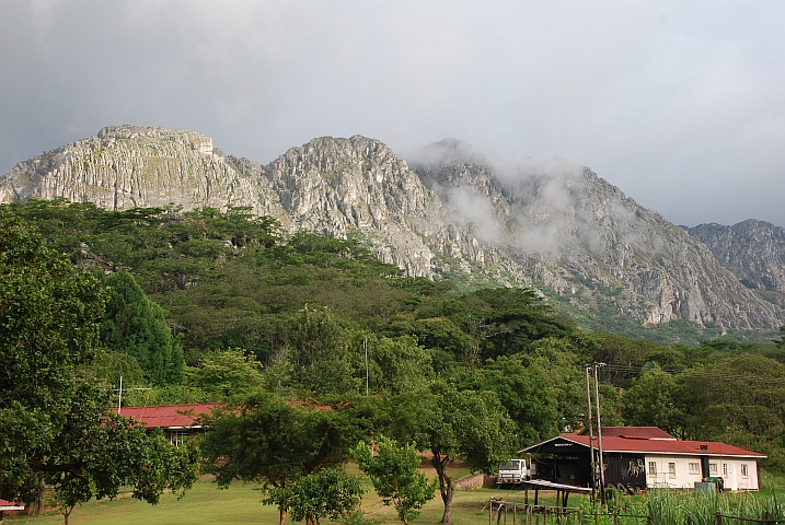 Die Sonne schaut kurz, wohin sie pinkeln könnte
