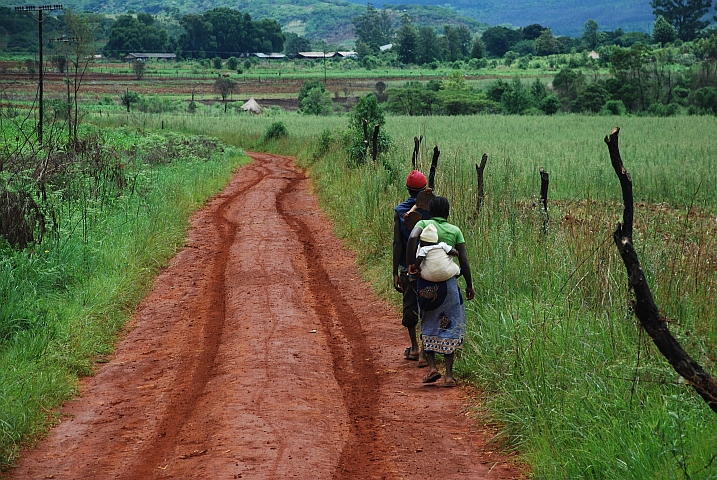 Familie unterwegs vom oder zum Feld