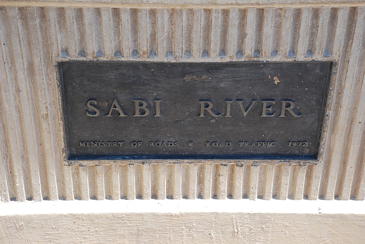 Eine der wenigen nicht demontierten Tafeln an Flussbrücken