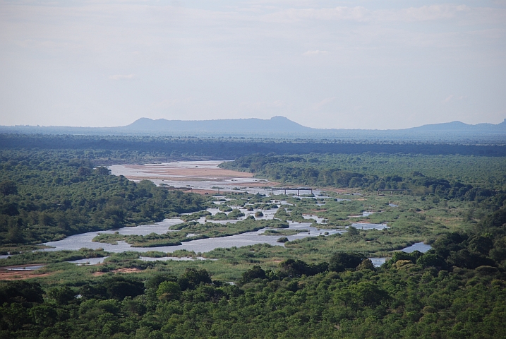 Der Runde Fluss beim Gonarezhou Nationalpark mit Überresten einer weggeschwemmten Brücke