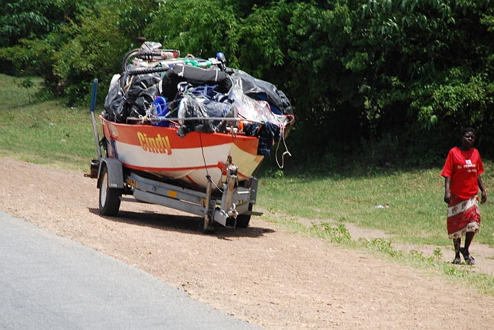 Boot voller Importwaren aus Südafrika auf einem Anhänger