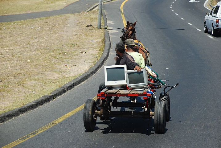PC Bildschirme werden offen auf Pferdekarren transportiert