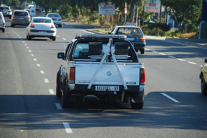 Abschleppwagen mit treffender Autonummer (“Aasgeier“) unterwegs