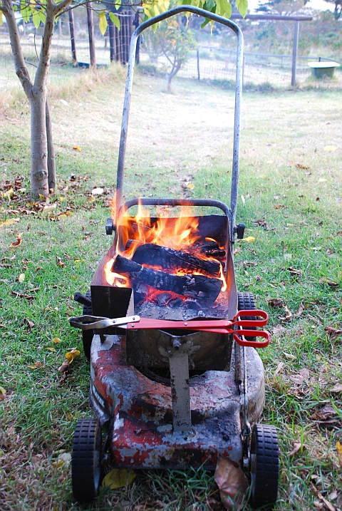 Ausrangierter Rasenmäher dient als Grillstelle