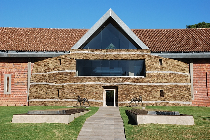 Gebäudefront der Graham Beck Kellerei zwischen Franschhoek und Paarl