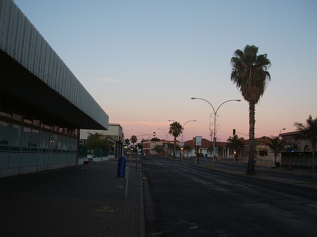 Fast wie eine amerikanische Kleinstadt: Leergefegte Strasse am Abend in Upington