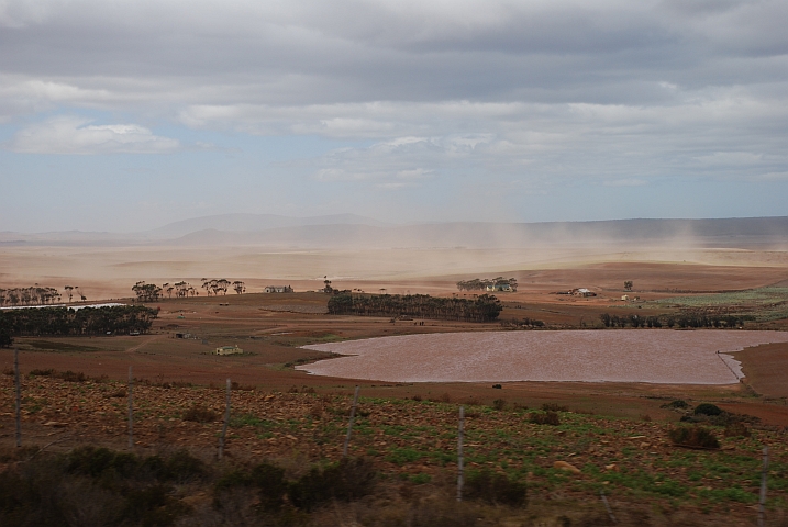 Stürmische Erdverfrachtung nördlich von Bredasdorp
