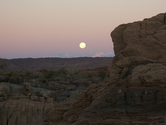 Der Mond geht über dem Augrabis Falls Nationalpark auf