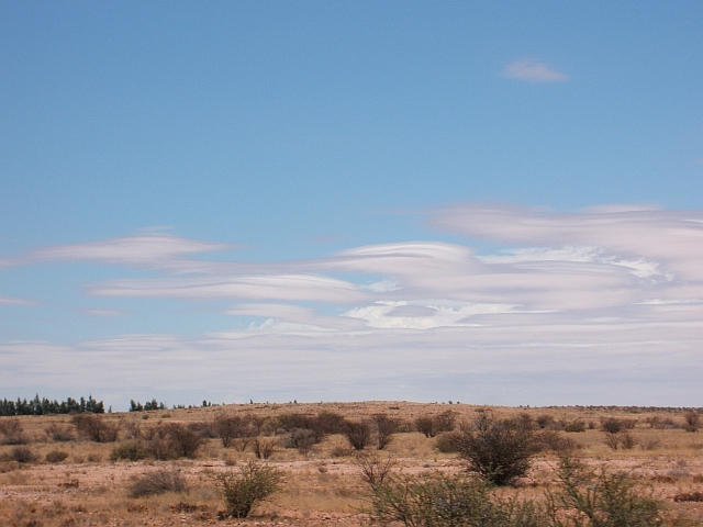 Lenticularis-Wolken am Rande der Kalahari zwischen Upington und Springbok