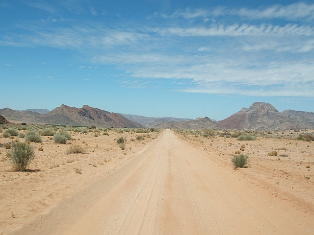 Auf dem Weg zur abgelegenen Dattelfarm Klein Pella