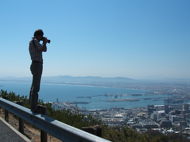 Thomas auf der Leitplanke am fotografieren: Ob der zusätzliche Höhenmeter den Unterschied ausmacht?