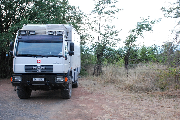 Obelix auf unserem Schlafplatz gleich am Zaun des Camps