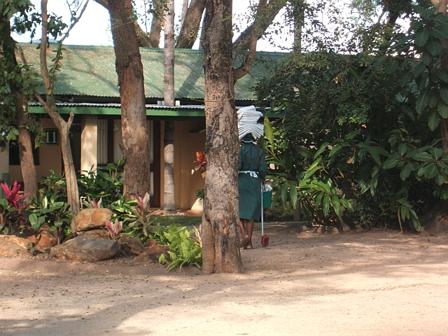 Man sieht es nicht oft in Südafrika, dass Dinge auf dem Kopf transportiert werden