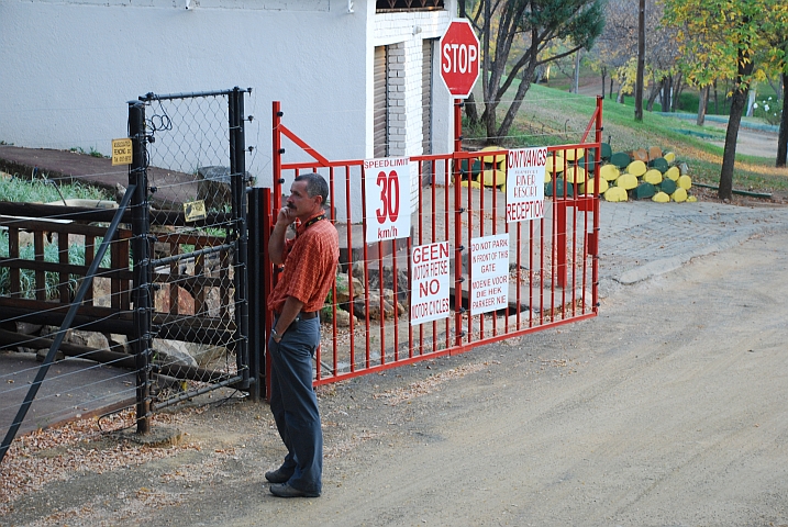 Thomas versucht jemanden vom Campingplatz aufzutreiben