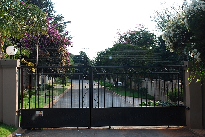 Gewohnt wird in südafrikanischen Städten hinter solchen Eingängen